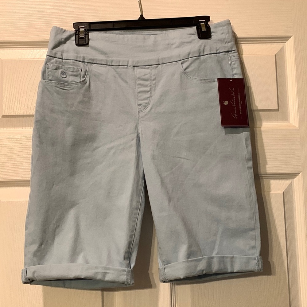 Gloria Vanderbilt Bermuda shorts. NWT light blue.